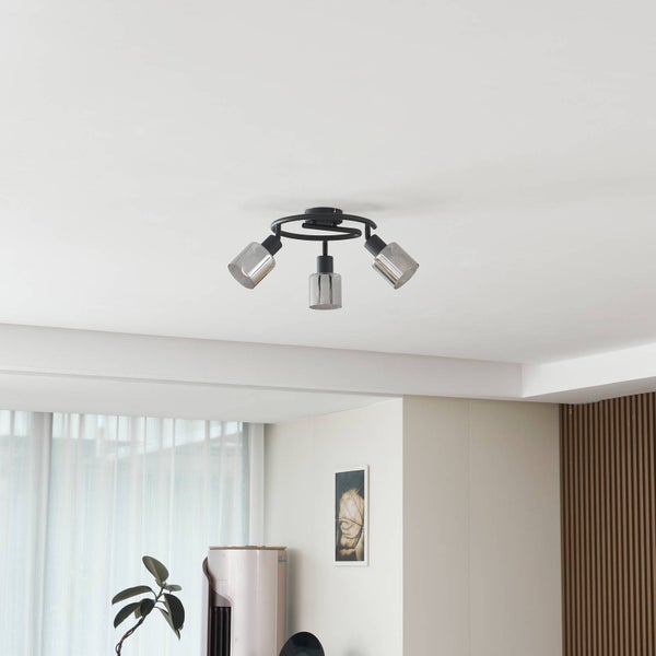 Deckenleuchte mit drei Lampen und grauen Glasschirmen