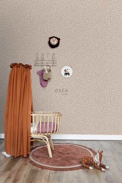 Helles Kinderzimmer mit Kinderbett und Punktmuster-Tapete