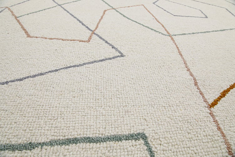 Nahaufnahme eines strukturierten Teppichs mit geometrischem Linienmuster.