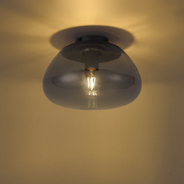Moderne Deckenleuchte mit abgerundetem Glasschirm und sichtbarem Leuchtmittel