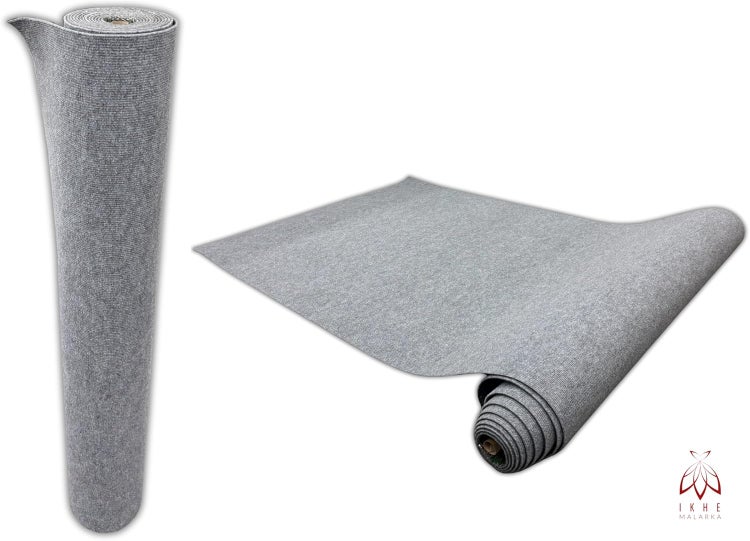 Grauer Teppich als Rolle und ausgerollt