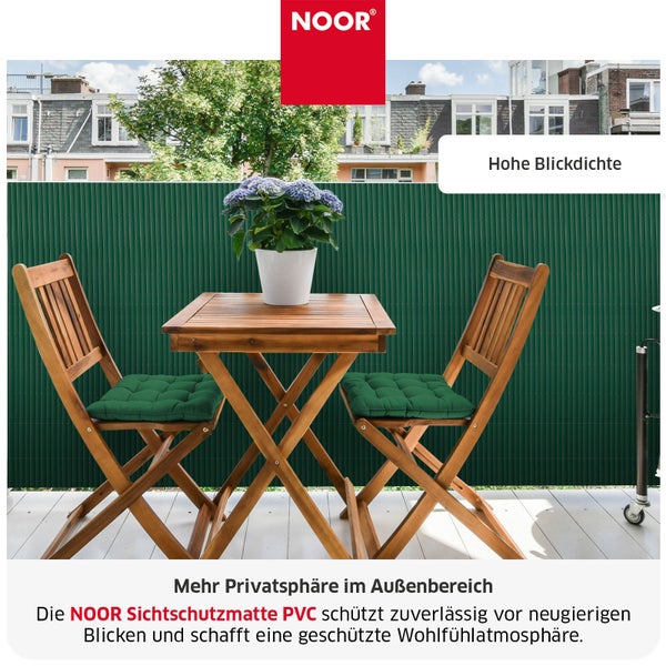 NOOR Sichtschutzmatte aus PVC als Balkonverkleidung mit hoher Blickdichte und einer Sitzgruppe aus Holz auf einer Terrasse.