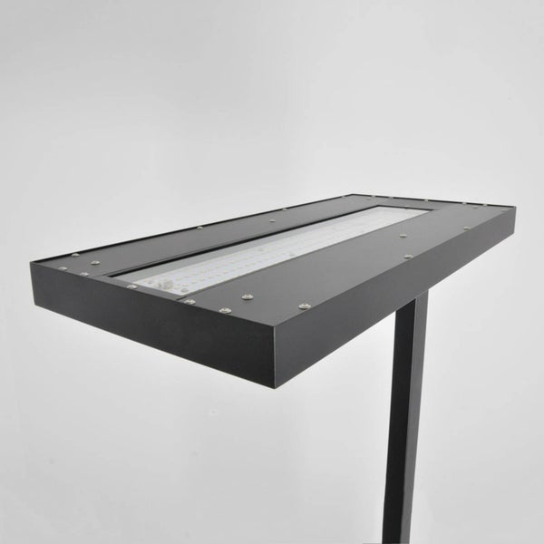 Rechteckige LED-Wegleuchte aus schwarzem Metall für den Außenbereich.