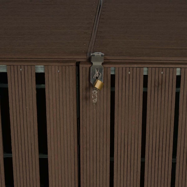 Detailaufnahme eines Gartenschranks mit Vorhängeschloss und Schlüsseln.