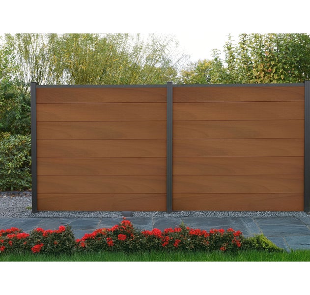 Gartenzaun aus Holzelementen mit Metallpfosten vor Gartengestaltung