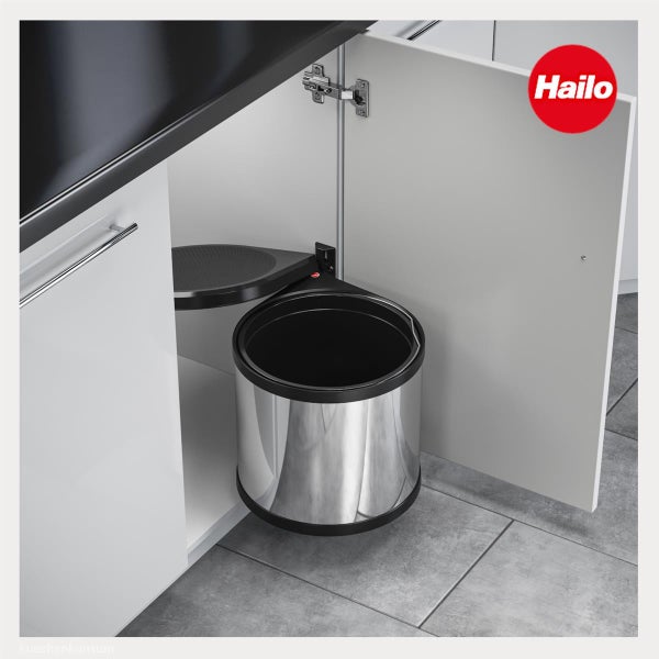 Hailo Einbaumülleimer aus Edelstahl, ausschwenkbar in einem weißen Küchenunterschrank. Hailo Logo.