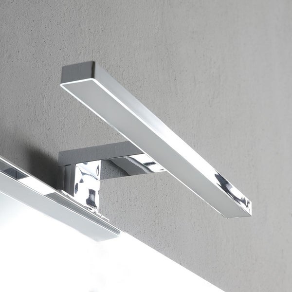 Detailaufnahme einer rechteckigen Badezimmerlampe zur Montage an der Wand