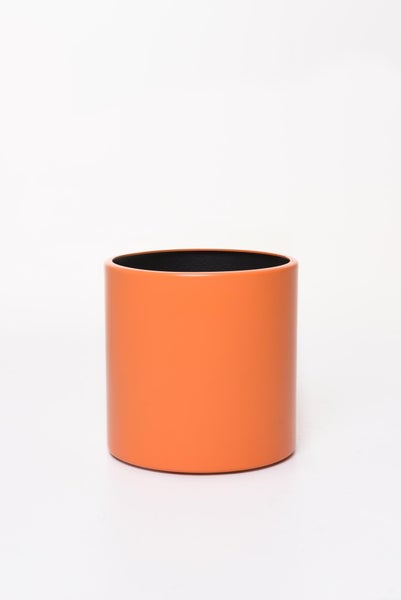 Zylindrischer Übertopf in Orange.