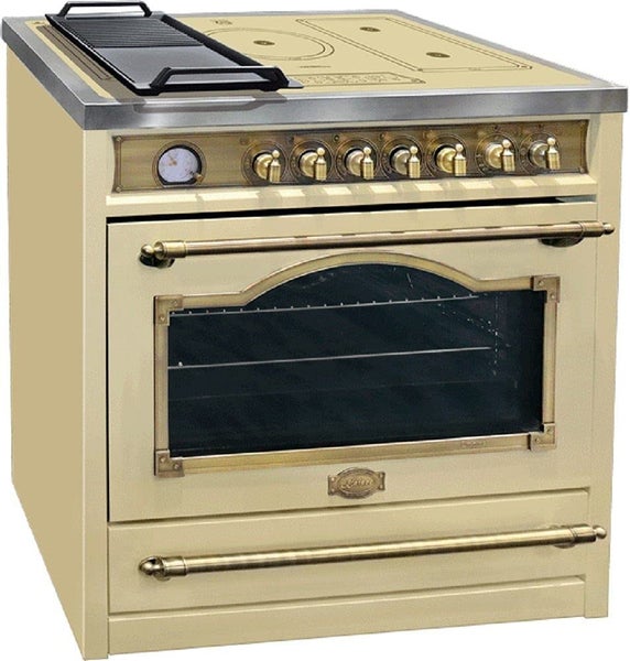 Freistehender Standherd im Landhausstil mit Backofen und Induktionskochfeld inklusive Grillplatte in cremefarbener Optik mit Messingelementen.