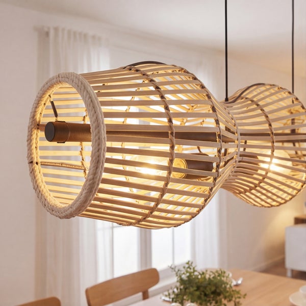 Pendelleuchte aus Holzlamellen mit Seil-Details über einem Esstisch in einem hellen Esszimmer.