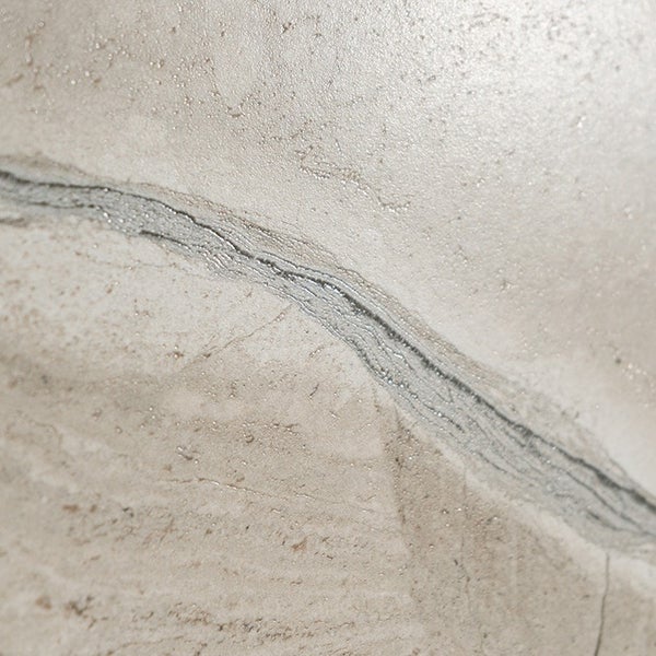 Fliese mit Natursteinoptik und detaillierter Maserung in Steinzeug