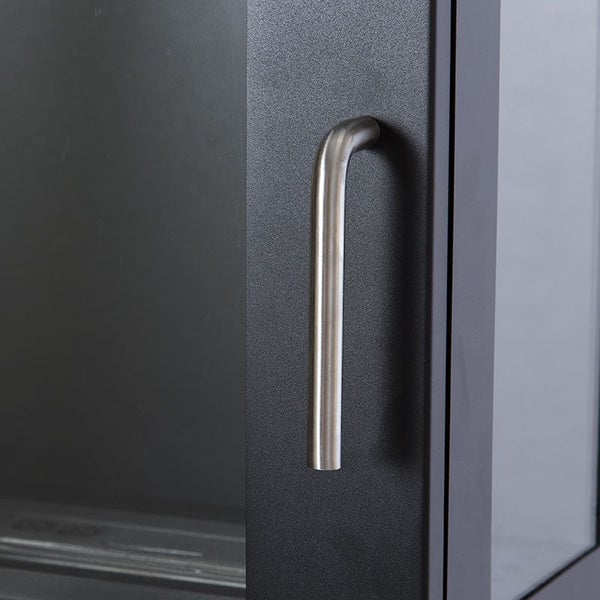 Detailansicht eines Ofens mit Türgriff aus Metall