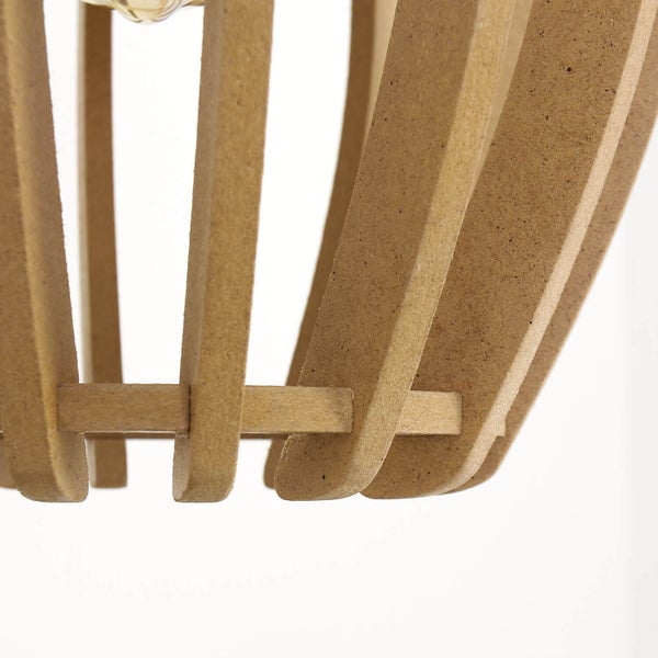 Detailansicht einer Pendelleuchte aus Holz