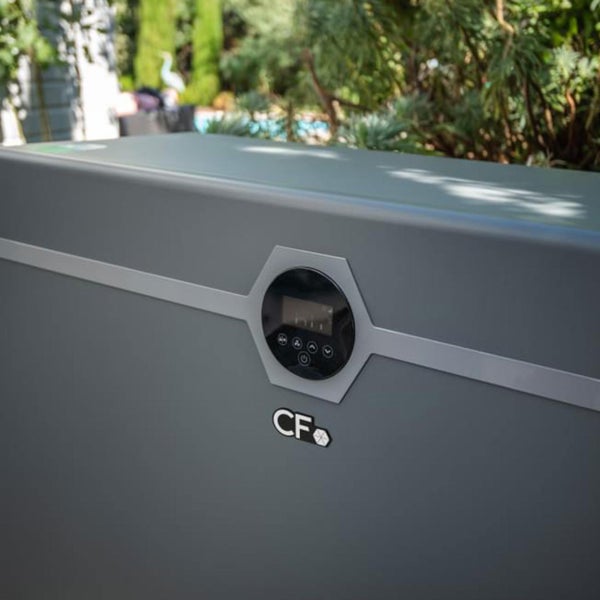 Nahaufnahme einer grauen Pool-Wärmepumpe mit digitaler Steuerung