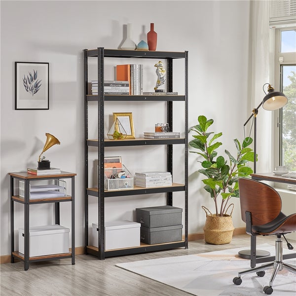 Schwarzes Schwerlastregal aus Metall mit Holzböden in einem hellen, modern eingerichteten Arbeitszimmer mit Schreibtisch und Pflanze.
