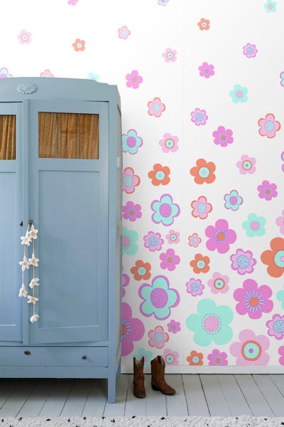 Szene mit blauem Kleiderschrank, Tapete mit Blumenmuster und Stiefeln