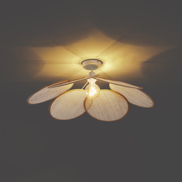 Deckenleuchte in Blütenform mit fünf Schirmen aus Rattangeflecht und einer sichtbaren Glühbirne.