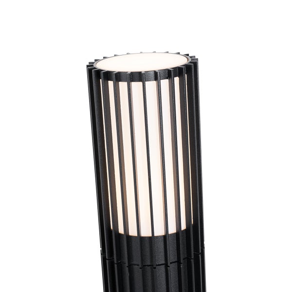 Moderne Außenleuchte in Säulenform aus schwarzem Metall mit vertikalen Lamellen und weißem Diffusor.