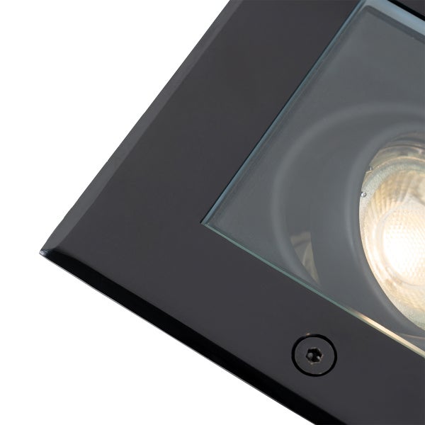 Detailansicht einer Bodeneinbauleuchte mit Metallrahmen, Glasabdeckung und sichtbarem Leuchtmittel.