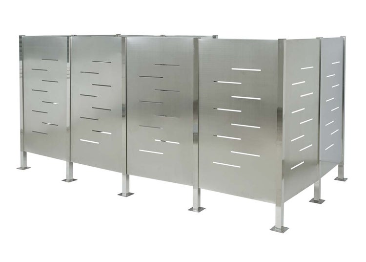 Sichtschutzwand aus Edelstahl mit horizontalen Schlitzen und Pfosten.