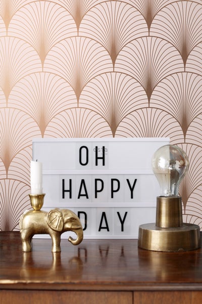 Dekorative Szene mit Tapete, Leuchtkasten mit der Aufschrift Oh Happy Day, Kerzenständer und Lampe