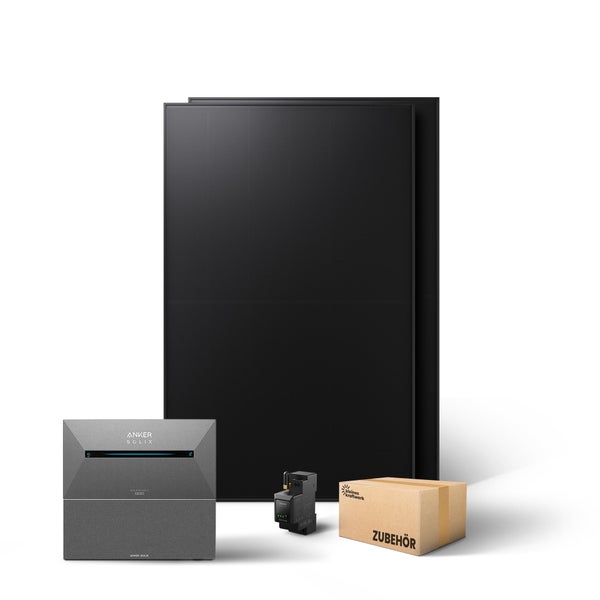 Balkonkraftwerk Set mit zwei schwarzen Solarpanels, Anker SOLIX Solarbank 2 Pro Speicher, Smart Meter und Zubehörbox mit kleines kraftwerk Logo.