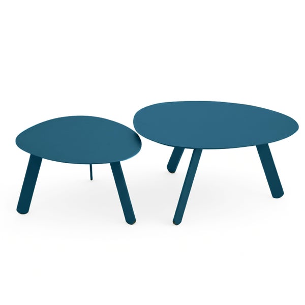 Zwei blaue Beistelltische aus Metall mit organisch geformten Tischplatten und drei Beinen in unterschiedlichen Größen.