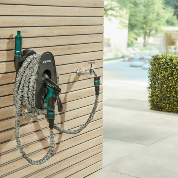 VONROC flexibler Gartenschlauch 20 Meter, Wasserschlauch - Flexschlauch inkl. Wandhalterung und Multispritze - Ausziehbarer knickfreier Schlauch für Garten