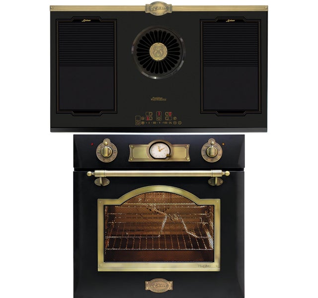 Kaiser Einbaubackofen und Induktionskochfeld im Vintage Design mit Messing Applikationen und analoger Uhr.