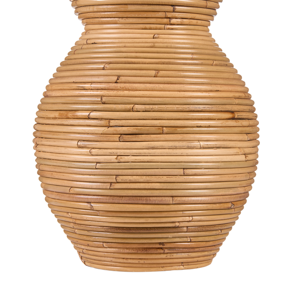 Bauchige Dekovase aus geflochtenem Rattan mit horizontaler Struktur.
