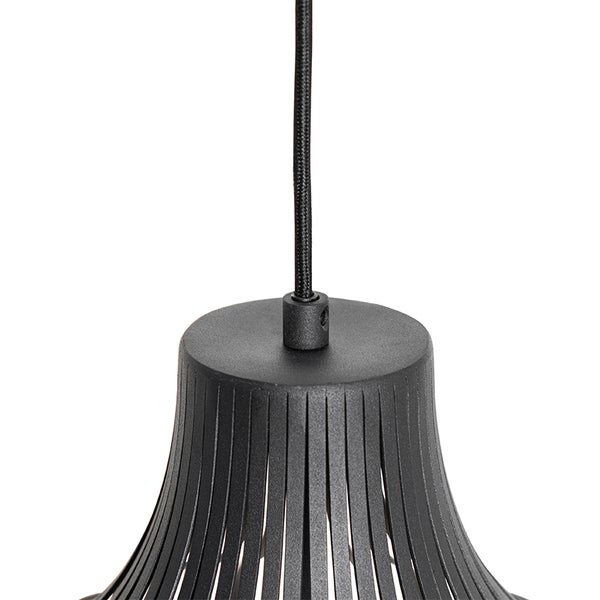 Detailansicht einer Pendelleuchte mit offenem Lampenschirm