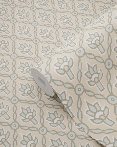 Vliestapete mit floralem Ornament-Muster und geometrischer Gitterstruktur auf einer Rolle.