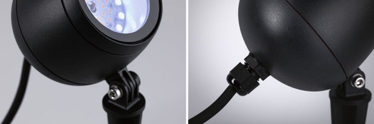 Nahaufnahme eines schwarzen LED-Außenstrahlers mit verstellbarem Standfuß und Kabelanschluss.