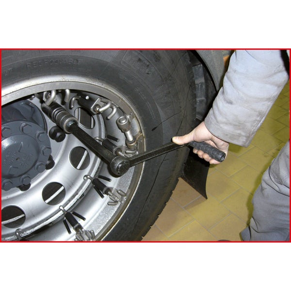 Radmontagewerkzeug im Einsatz an einem LKW-Rad