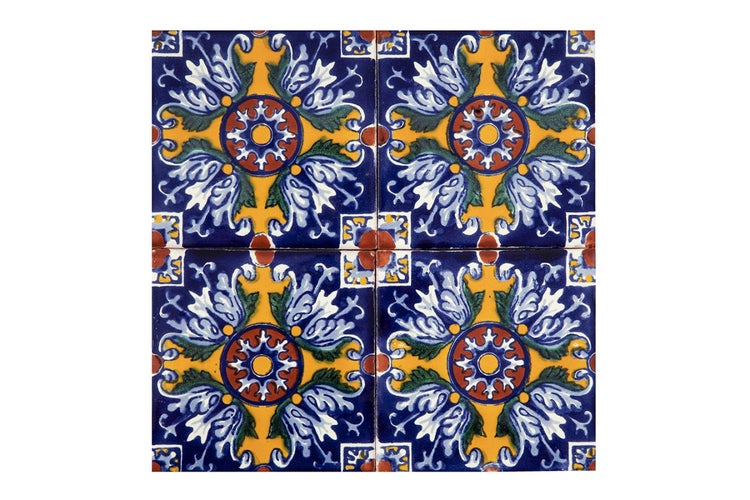 Vier dekorative Fliesen mit floralem Muster für Wand- und Bodengestaltung