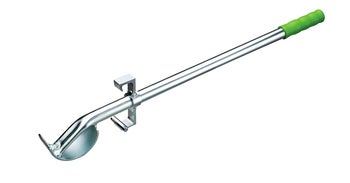Schachtdeckelheber aus Metall mit grünem Kunststoffgriff und Hebelmechanismus.