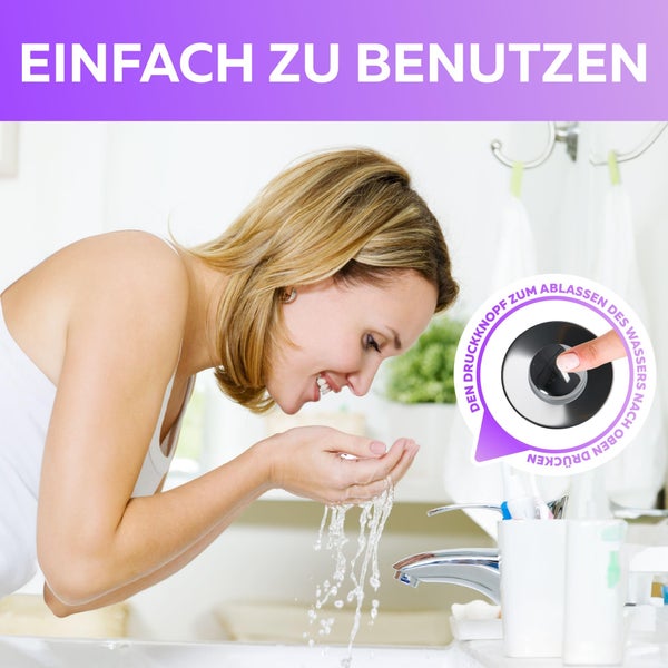 Frau wäscht sich das Gesicht im Badezimmer. Beschriftung: Einfach zu benutzen. Anweisung: Den Druckknopf zum Ablassen des Wassers nach oben drücken