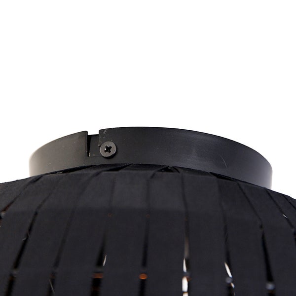 Detailaufnahme einer Deckenleuchte mit schwarzem Lampenschirm und Befestigung