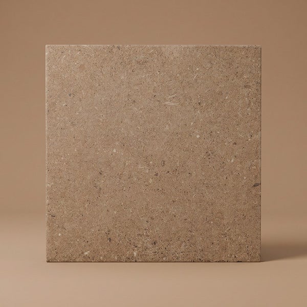 Quadratische Fliese mit Natursteinoptik in strukturierter Oberfläche für Wand und Boden.