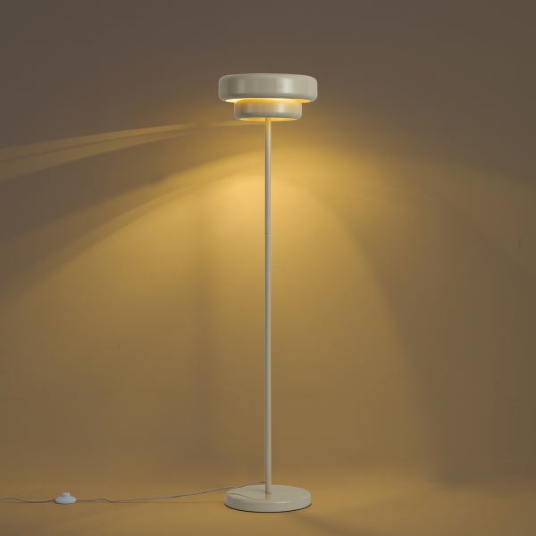 Moderne Stehlampe mit zweistufigem Lampenschirm auf schlankem Ständer