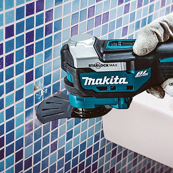 Makita Multifunktionswerkzeug beim Entfernen von Fugenmasse zwischen Fliesen
