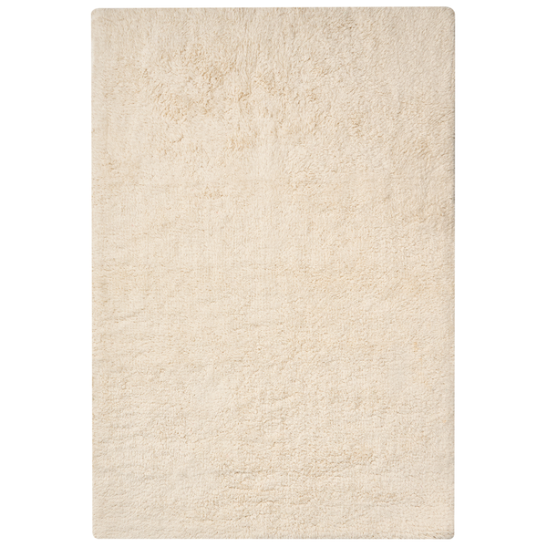 Rechteckiger Hochflorteppich in Beige mit weicher Struktur.