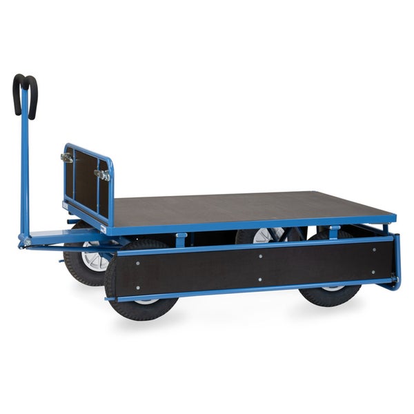 Transportwagen mit vier Rädern, blauem Metallrahmen und dunklen Seitenwänden aus Holz.