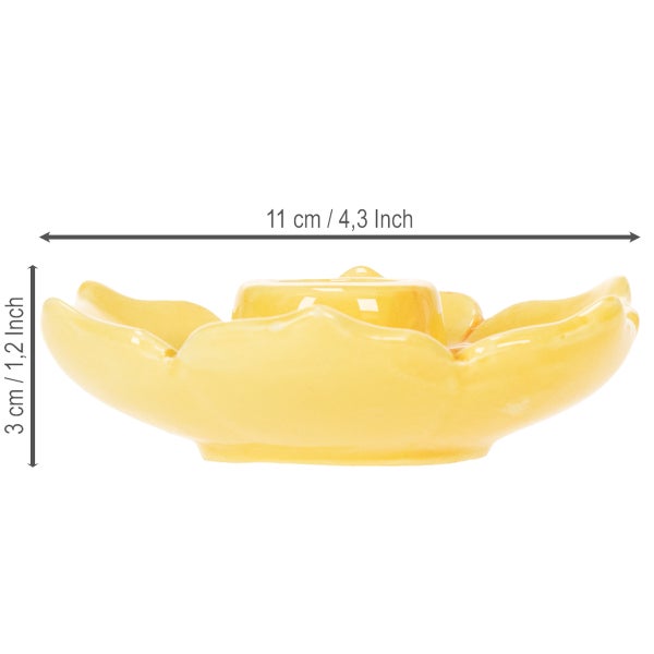 Gelber Kerzenhalter in Blütenform mit den Maßen 11 mal 3 Zentimeter