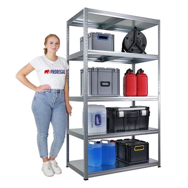 Einlagerungsregal mit fünf Ebenen, beladen mit verschiedenen Behältern und Kanistern, neben einer Frau