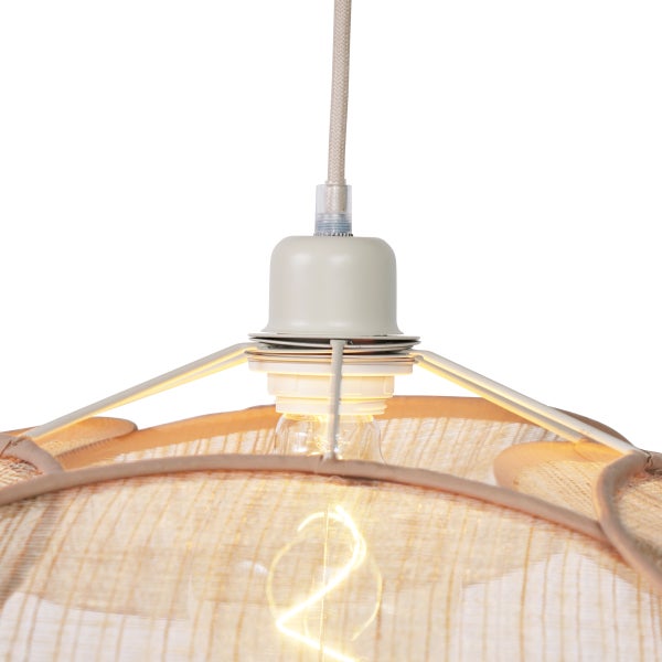 Detailaufnahme einer Pendelleuchte mit Textilkabel, Fassung mit Abdeckung und lichtdurchlässigem Schirm aus Netzgewebe mit leuchtendem Leuchtmittel.