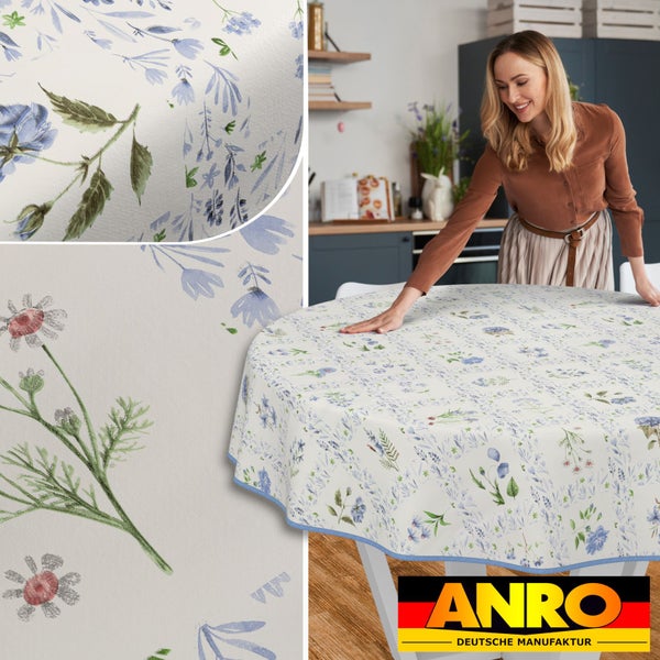 Tischdecke mit Blumenmuster auf einem Tisch in der Küche