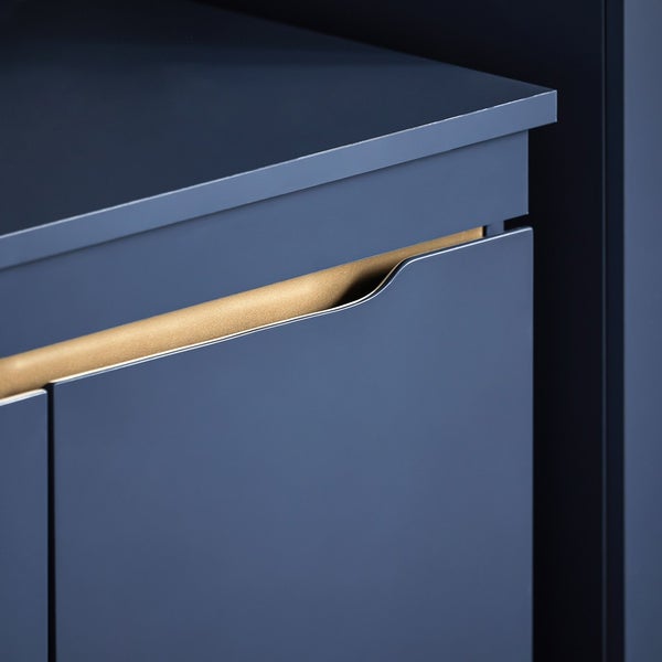 Detailaufnahme eines blauen Badezimmerschranks mit Schubladen