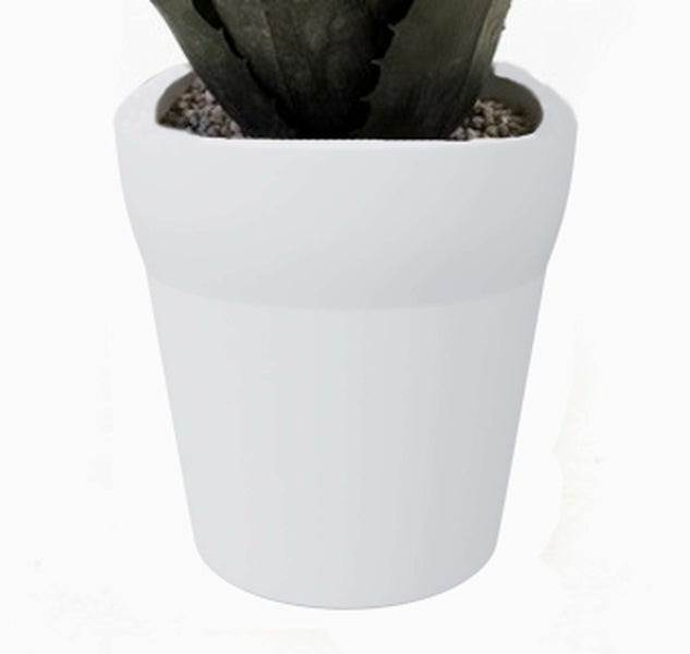 Künstliche Agave Kunstpflanze im weißen Topf mit spitzen grünen Blättern.