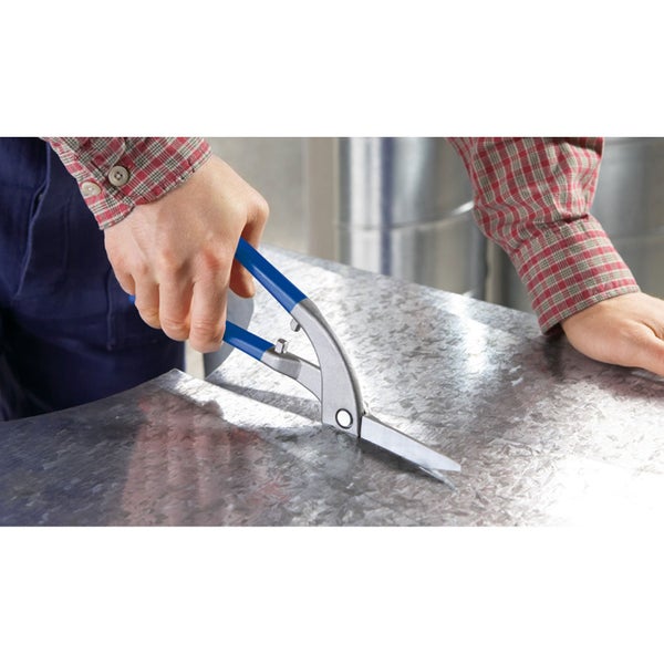 Blechschere schneidet Metallblech